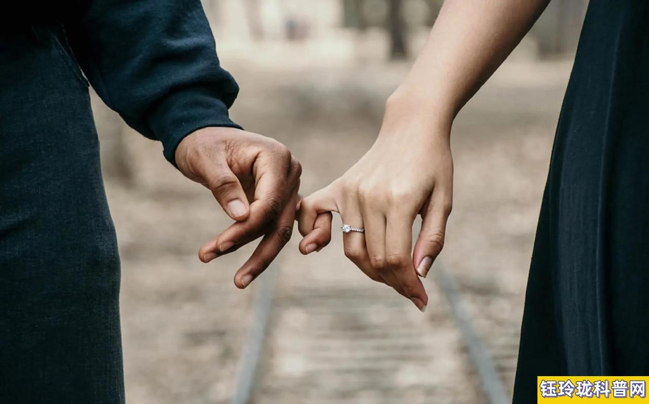 翎怎么读(翎怎么读 拼音)