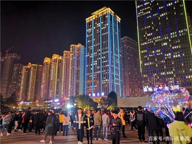 人来人往造句(人来人往造句子一年级简单)