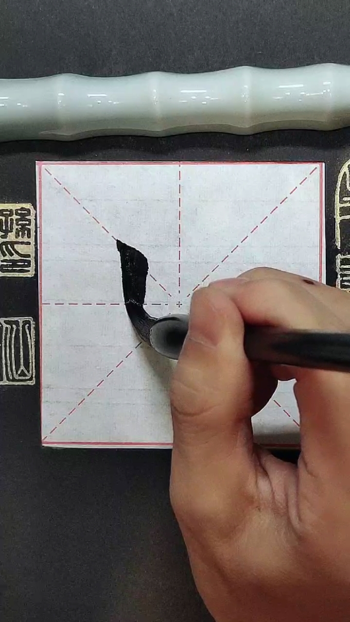 "秀"字笔顺是撇横竖撇捺横折折折钩横撇弯钩撇 秀xiù 笔画数7 解释1