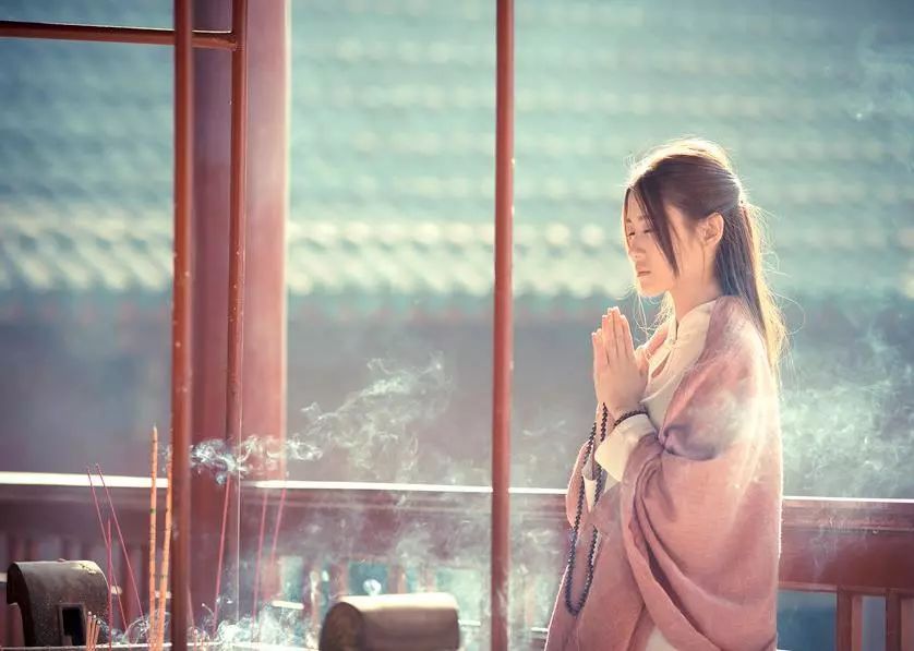 两舌是什么意思(两舌的人会有什么报应)